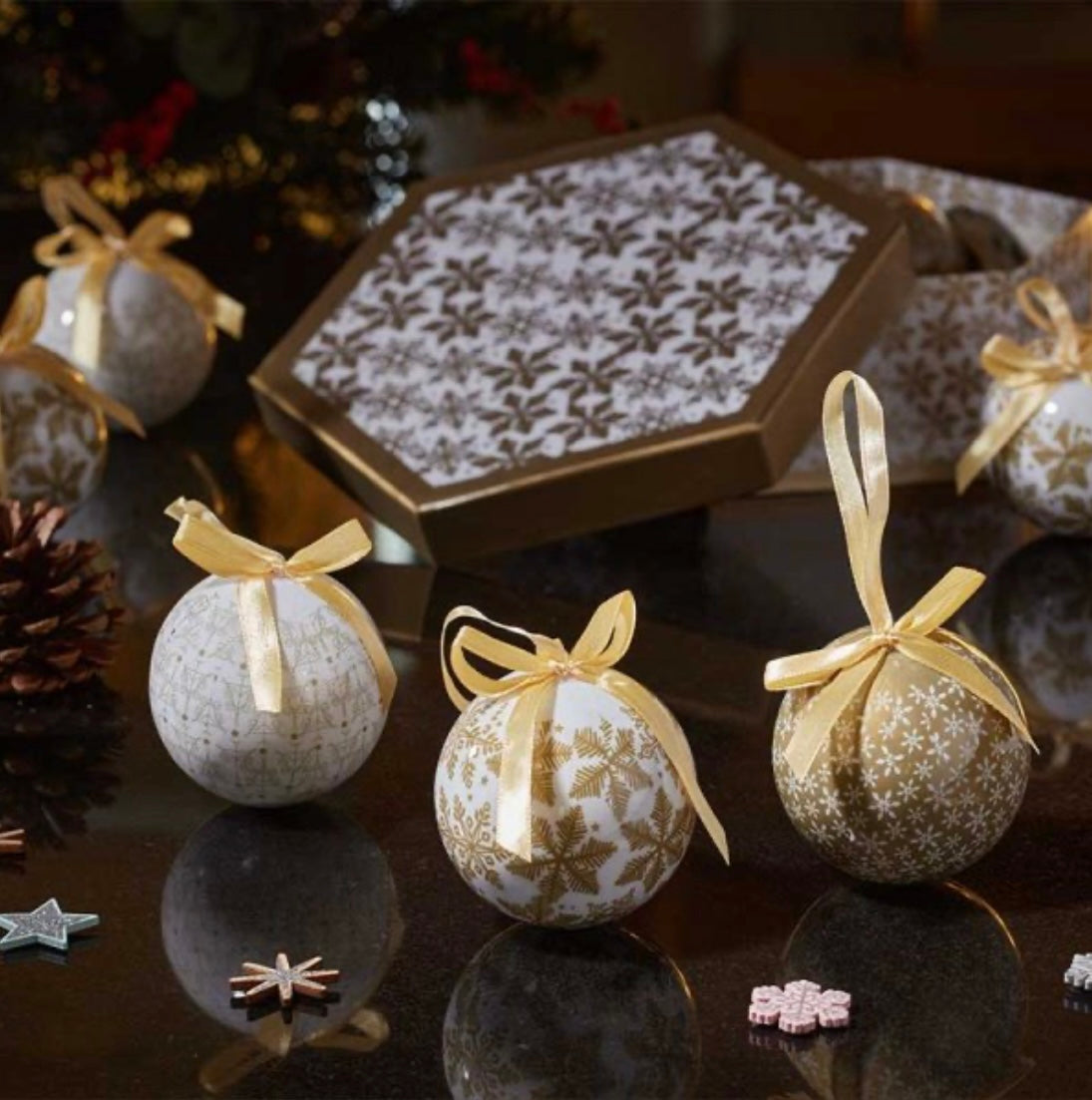 Set of 7 Gold Snowflake Baubles with Gift Box – Elegant Christmas Tree Decorations