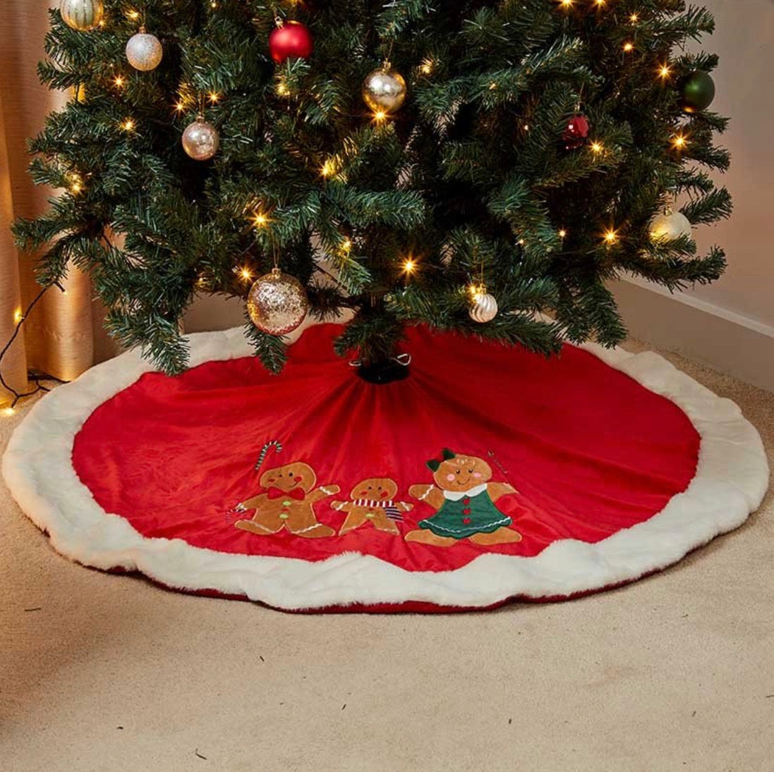 116cm Red Gingerbread Family Christmas Tree Skirt – White Faux Fur Trim