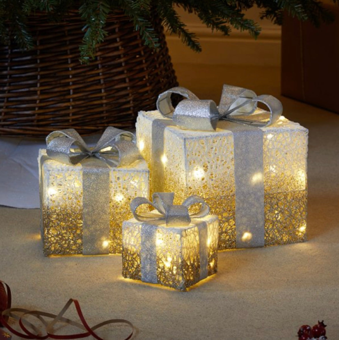 Set of 3 Light-Up Gold Gift Boxes – LED Christmas Present Decorations with Bows